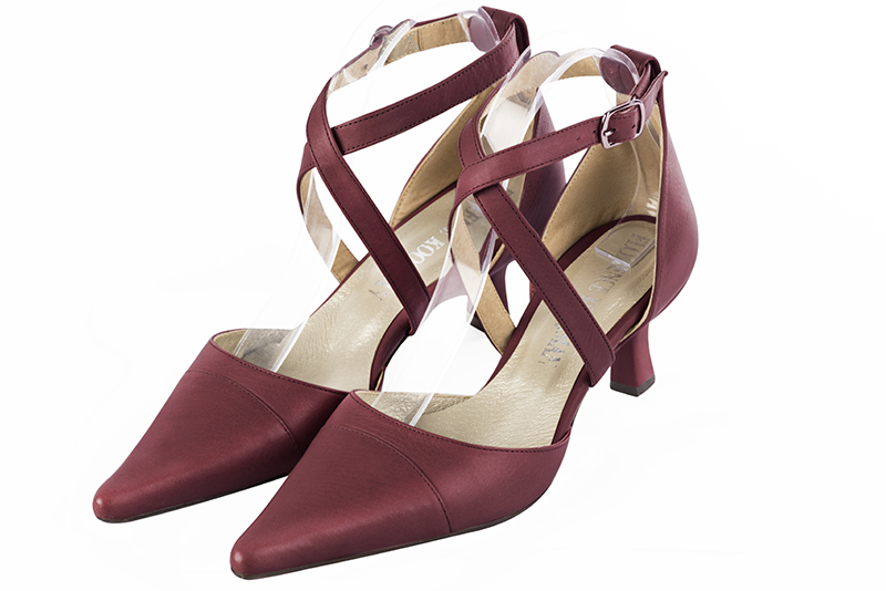 Burgundy red women's open side shoes, with crossed straps. Pointed toe. Medium spool heels. Front view - Florence KOOIJMAN